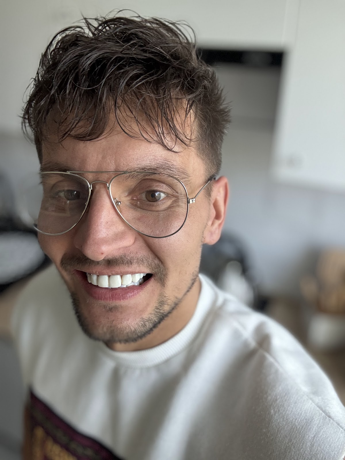 Uśmiechnięty pacjent gabinetu A Dental w Radomiu